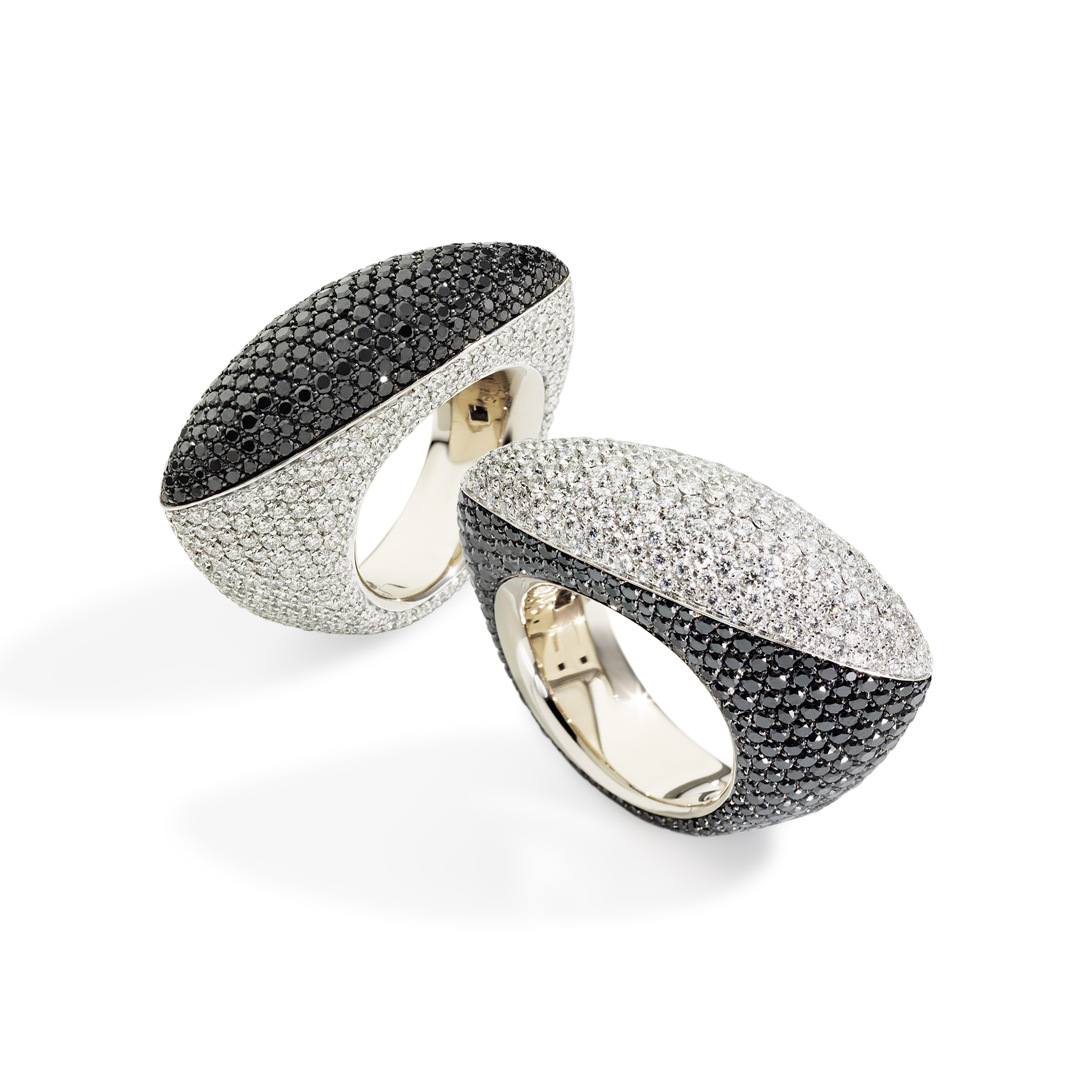 VHERNIER | FUSEAU | Anello Oro Bianco e Diamanti neri sopra e bianchi intorno | 5408.jpg